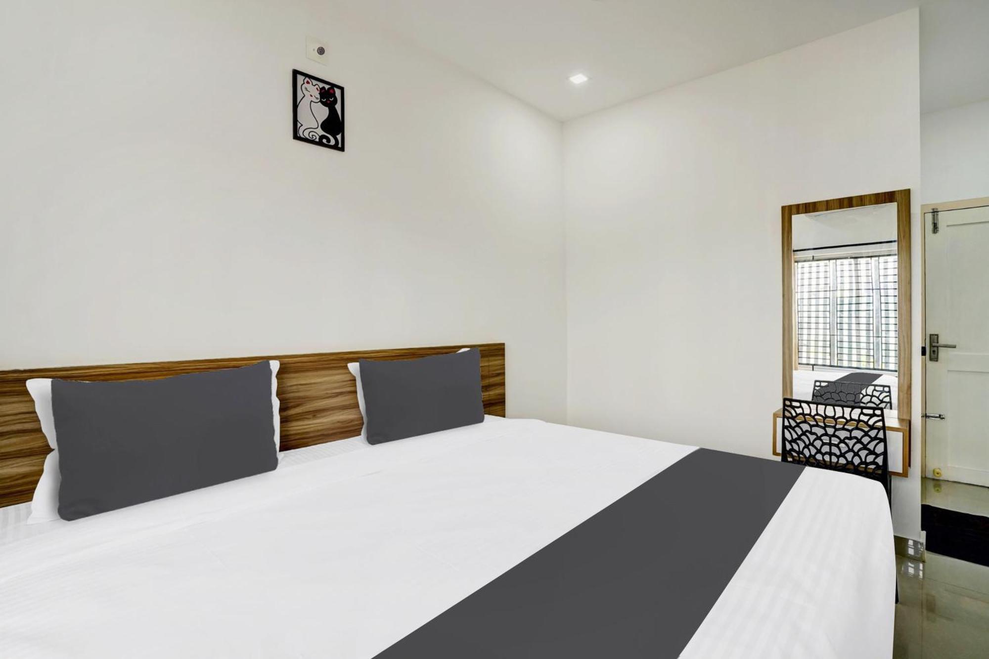 Hotel O Grand Parassini Pappinisseri Bagian luar foto