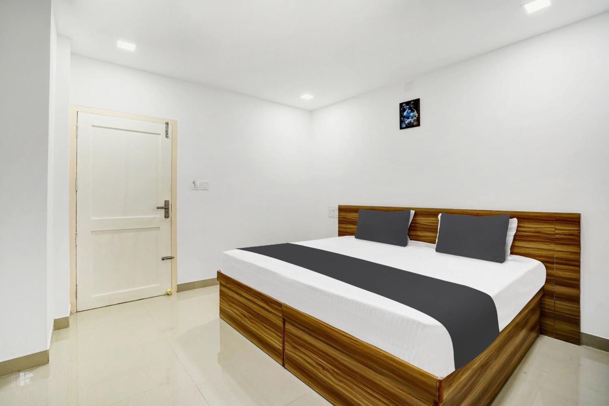 Hotel O Grand Parassini Pappinisseri Bagian luar foto