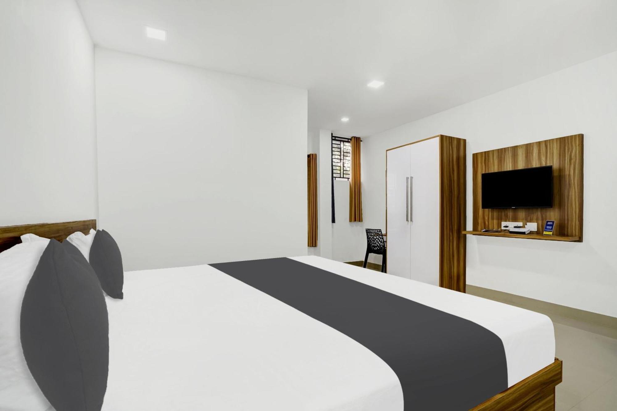 Hotel O Grand Parassini Pappinisseri Bagian luar foto