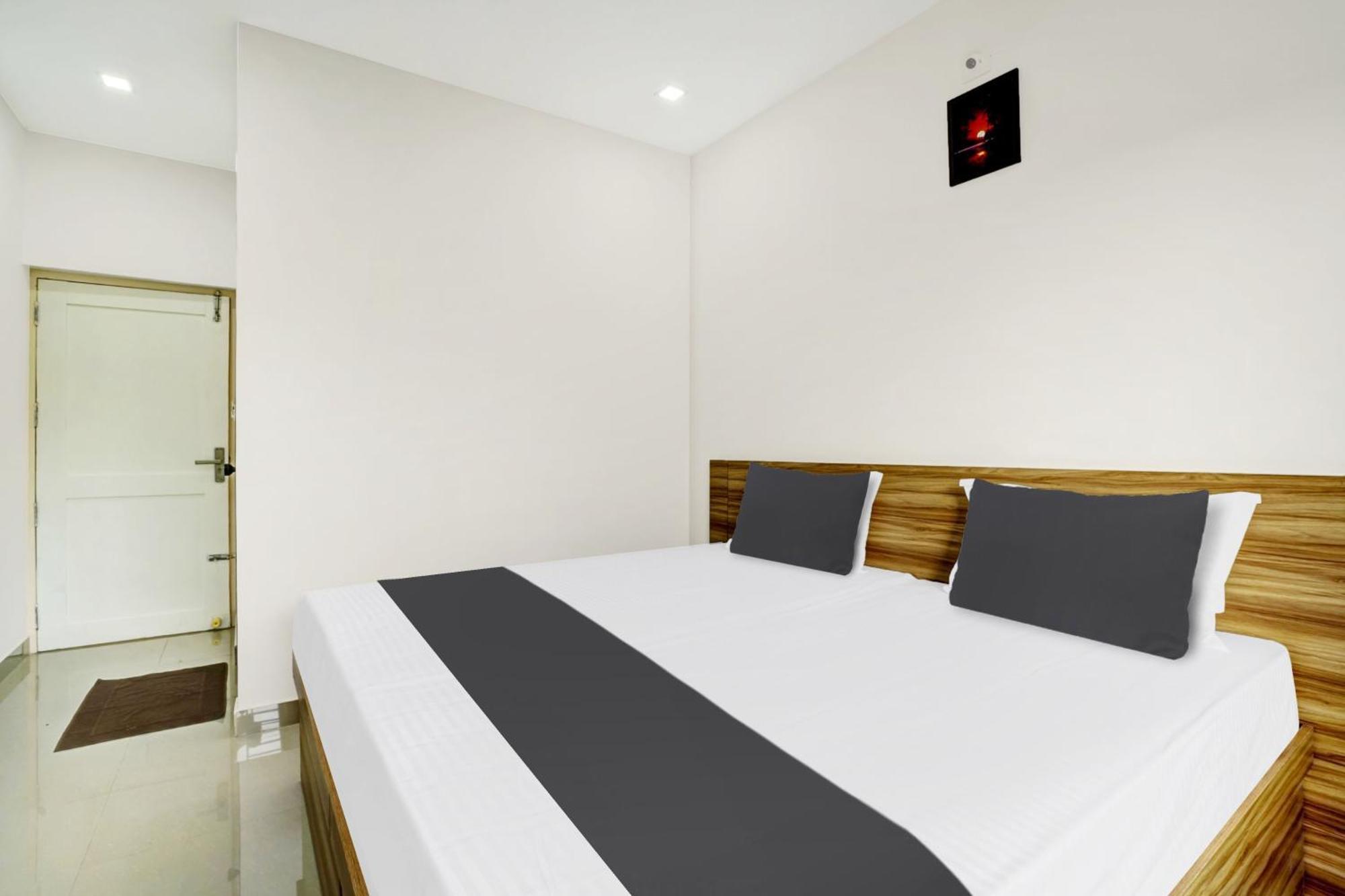 Hotel O Grand Parassini Pappinisseri Bagian luar foto