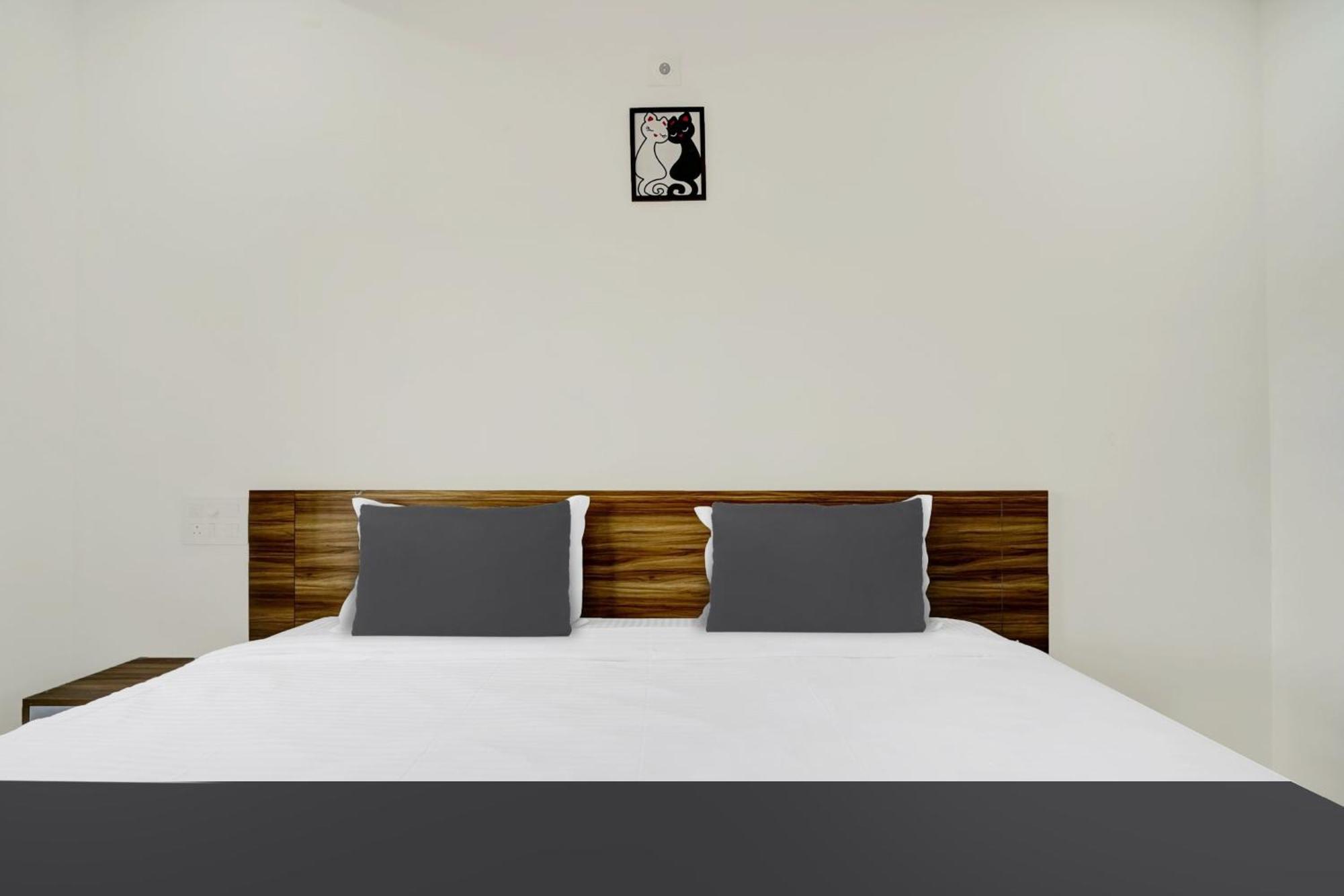 Hotel O Grand Parassini Pappinisseri Bagian luar foto